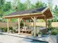 Ett modernt gazebo svenska med bekväm soffgrupp och soffbord, omgivet av grönska och en liten vattenfunktion.
