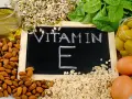 Mandorle, semi, spinaci, olive e uova: alimenti ricchi di vitamina E per una dieta sana.