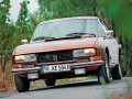 Klasyczny brązowy Peugeot 504 Coupe jedzie po krętej drodze wśród zieleni.
