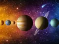 Słońce i planety Układu Słonecznego, od Merkurego po Neptuna, na tle gwieździstego nieba. W tle widać też kometę. Znaki zodiaku i ich planety w kosmicznej podróży.