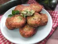 Polpette dorate di zucchine e ricotta, leggere e gustose, perfette per un antipasto o un secondo piatto.