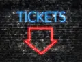 Napis "TICKETS" neonem w kolorze niebieskim i czerwona strzałka w dół na ceglanej ścianie.