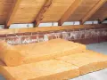 Jak ocieplić dom drewniany wełną mineralną i uniknąć błędów