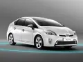 Biały Toyota Prius 3, z niebieską obwódką wokół, prezentuje się nowocześnie.