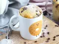 Delicioso bizcocho a la taza con chispas de chocolate, espolvoreado con azúcar glas. ¡Perfecto para un antojo rápido!