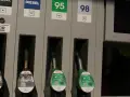 Dylemat kierowcy: benzyna 95 czy 98? Stacja paliw z dystrybutorami diesla, 95 i 98.