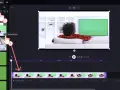 Interfaccia di editing video con ricerca "green screen cinema". Clip aggiunta alla timeline.