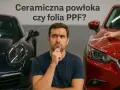 Mężczyzna zastanawia się nad ochroną karoserii: ceramiczna powłoka czy folia PPF? Obok niego stoją dwa auta.