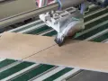 Precyzyjne cięcie paneli przy ścianie za pomocą piły z zielonym wskaźnikiem laserowym.