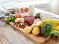 Produkty bogate w białko i zdrowe tłuszcze, które mogą pomóc w obniżeniu poziomu homocysteiny: ryby, mięso, jajka, orzechy, nasiona, warzywa, owoce.
