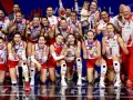 Drużyna siatkówki kobiet Polska świętuje sukces w Lidze Narodów. Zawodniczki z medalami na szyjach i uśmiechami na twarzach.