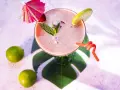 Różowa Margarita przepis: orzeźwiający drink z truskawkami, miętą i limonką, ozdobiony parasolką. Idealny na lato!