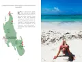 Piękna plaża na wyspie Zanzibar, turkusowa woda i biały piasek. Kobieta wyleguje się na piasku.