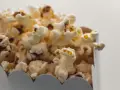 Chrupiący popcorn w pudełku, idealny na wieczór filmowy. Zastanawiasz się nad popcorn kcal?