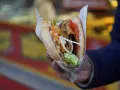 Kebab co to? Odkryj tajemnice tureckiej potrawy i jej odmiany w Polsce