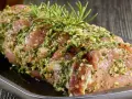 Schab w aromatycznej marynacie z czosnku, ziół i rozmarynu, gotowy do pieczenia.