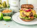 Soczysty keto burger w sałacie: Przepis + triki, by się nie rozpadł