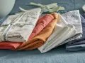 Serviettes de table en lin et coton, de différentes couleurs. Quel tissu pour serviette de table ? Le lin est idéal pour son élégance et sa résistance.
