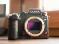 Profesjonalny aparat Lumix S1II. Zadbaj o jego bezpieczeństwo dzięki ubezpieczeniu aparatu fotograficznego.