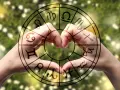 Dłonie tworzą serce w okręgu zodiaku, gdzie widoczny jest symbol Raka.
