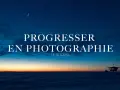 Un ciel crépusculaire bleu profond avec une lune fine au-dessus d'un paysage enneigé. Le texte "Progresser en photographie" invite à apprendre.
