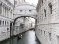 Ponte dei Sospiri a Venezia, un tempo collegava il palazzo di giustizia al **venice prison**. Una gondola scivola sul canale.