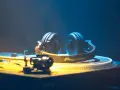 DJ-Kopfhörer auf Plattenspieler, bereit für elektronische Musikgenres.