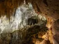 Wnętrze jaskini z naciekami i stalagmitami. Sprawdź jaskinia zakopane-cennik, by zaplanować wizytę.