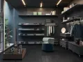 Armadio moderno organizzato con mensole per scarpe e abiti appesi, ideale per chi ama organizzare armadio senza cassetti.