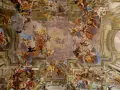 Un plafond spectaculaire dans le style baroque, peuplé d'anges et de figures célestes dans un tourbillon de couleurs et de mouvement.