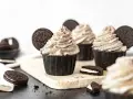 Köstliche Oreo Muffins mit cremigem Topping und ganzen Keksen dekoriert. Ein Traum für jeden Schokoladenliebhaber!