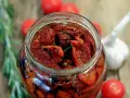 Pomodori secchi sott'olio, la ricetta della nonna. Un barattolo pieno di sole, profumato di rosmarino e aglio, pronto per insaporire ogni piatto.