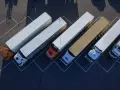 Widok z góry na rząd zaparkowanych ciężarówek z naczepami.