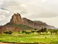 Etiopia: burzliwe niebo nad skalistymi górami i zieloną doliną z pasącym się bydłem. Pogoda zapowiada deszcz.