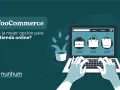 Manos teclean en portátil mostrando bolsos, preguntando si WooCommerce es la mejor opción para tu tienda online.