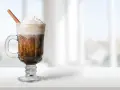 Kawa po irlandzku z bitą śmietaną i laską cynamonu, idealna na chłodne dni.
