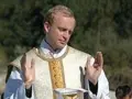 Aktor w stroju kapłańskim, który grał papieża, błogosławi wiernych.