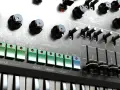 Nahaufnahme eines Synthesizer-Panels mit vielen Knöpfen, Schaltern und Tasten. Ideal für kostenlose Synthesizer VST-Plugins.