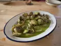 Deliciosas almejas en salsa verde, un plato que invita a saborear el mar.