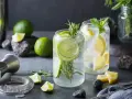 Orzeźwiające drinki z ginem, ozdobione plasterkami limonki, cytryny i gałązkami rozmarynu. Idealne na letnie wieczory.