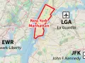 Mapa Nowego Jorku z zaznaczonym Manhattanem, lotniskami LGA, EWR i JFK.
