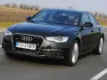 Czarne Audi A6 C7 3.0 TDI Biturbo w ruchu drogowym.