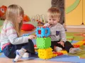 Ile dzieci w żłobku? Poznaj kluczowe przepisy i ograniczenia