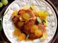 Scaloppine al vino bianco con uva dorata e salvia, un piatto succulento e profumato.