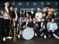 Bum bum orkiestar gotowy do zabawy! Muzycy z instrumentami dętymi i perkusją pozują do zdjęcia.