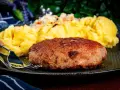 Złocisty kotlet mielony z ziemniakami i surówką. Idealne jakie przyprawy do kotletów mielonych? Sól, pieprz, majeranek i czosnek!