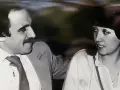 Mężczyzna z wąsami i kobieta rozmawiają. Może to być córka Zuzanna Leśniak z ojcem.