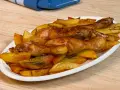Pollo al forno con patate dorate e rosmarino, un piatto succulento pronto per essere gustato.