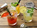 Orzeźwiające drinki bezalkoholowe: różowy grejpfrut z rozmarynem, cytrynowy z miętą i pomarańczowy z limonką. Idealne na lato!