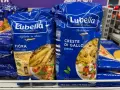 Makaron Lubella czy marki własne marketów? Na półce widać opakowania makaronu Lubella Pióra i Creste di Gallo.